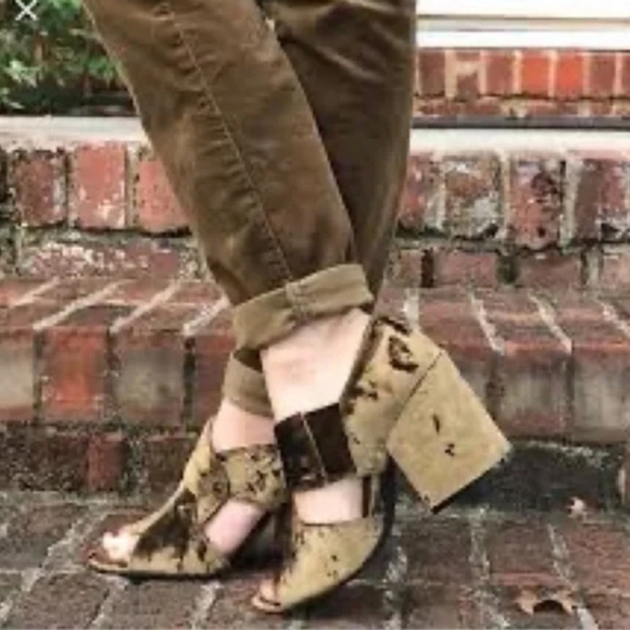 Cabi Olive Green Velvet Interlock Block Heel Sandals Women's Size 8 - Picture 12 of 12